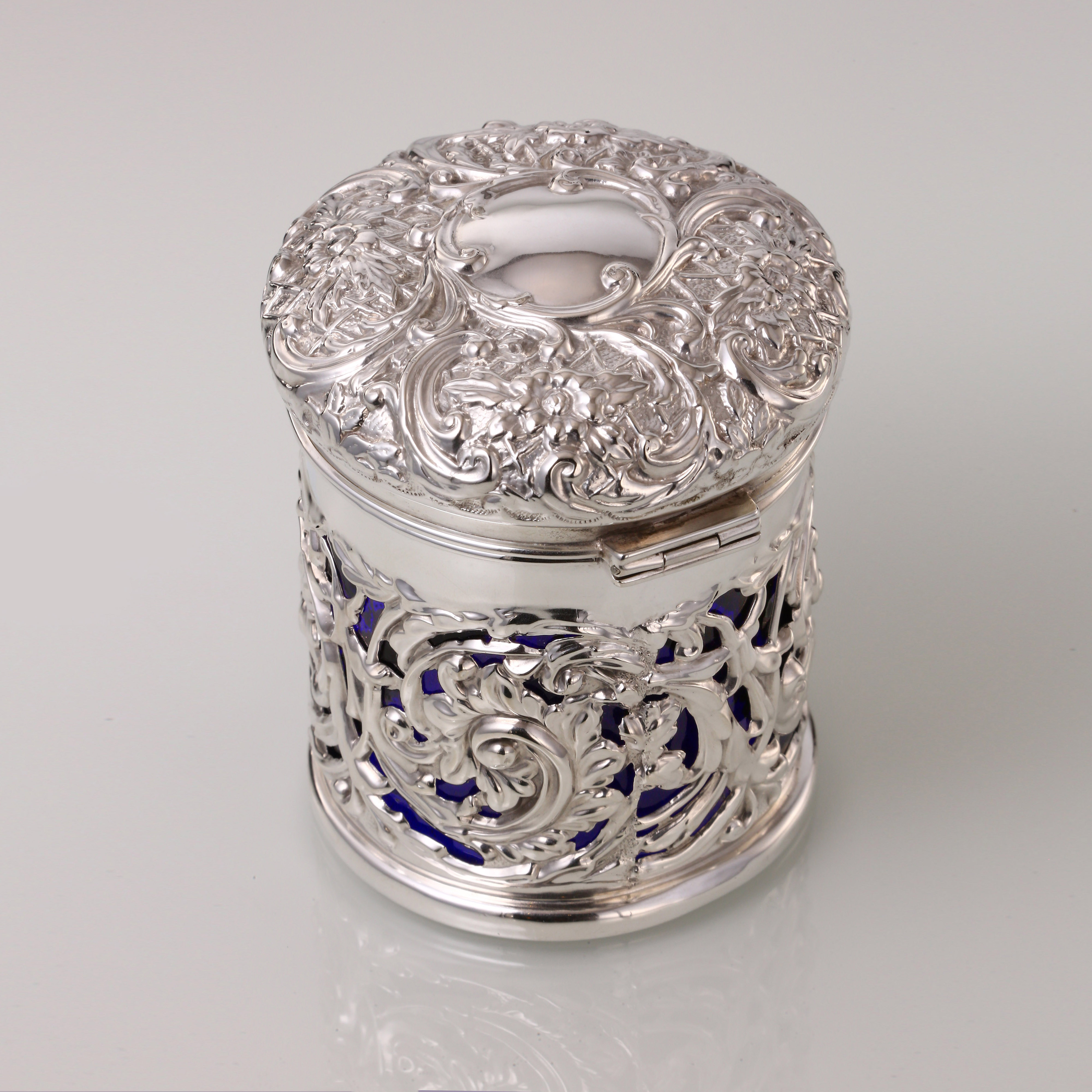 1901年英国纯透雕蓝琉璃茶罐– 大雅堂非遗大雅堂司茶雅物