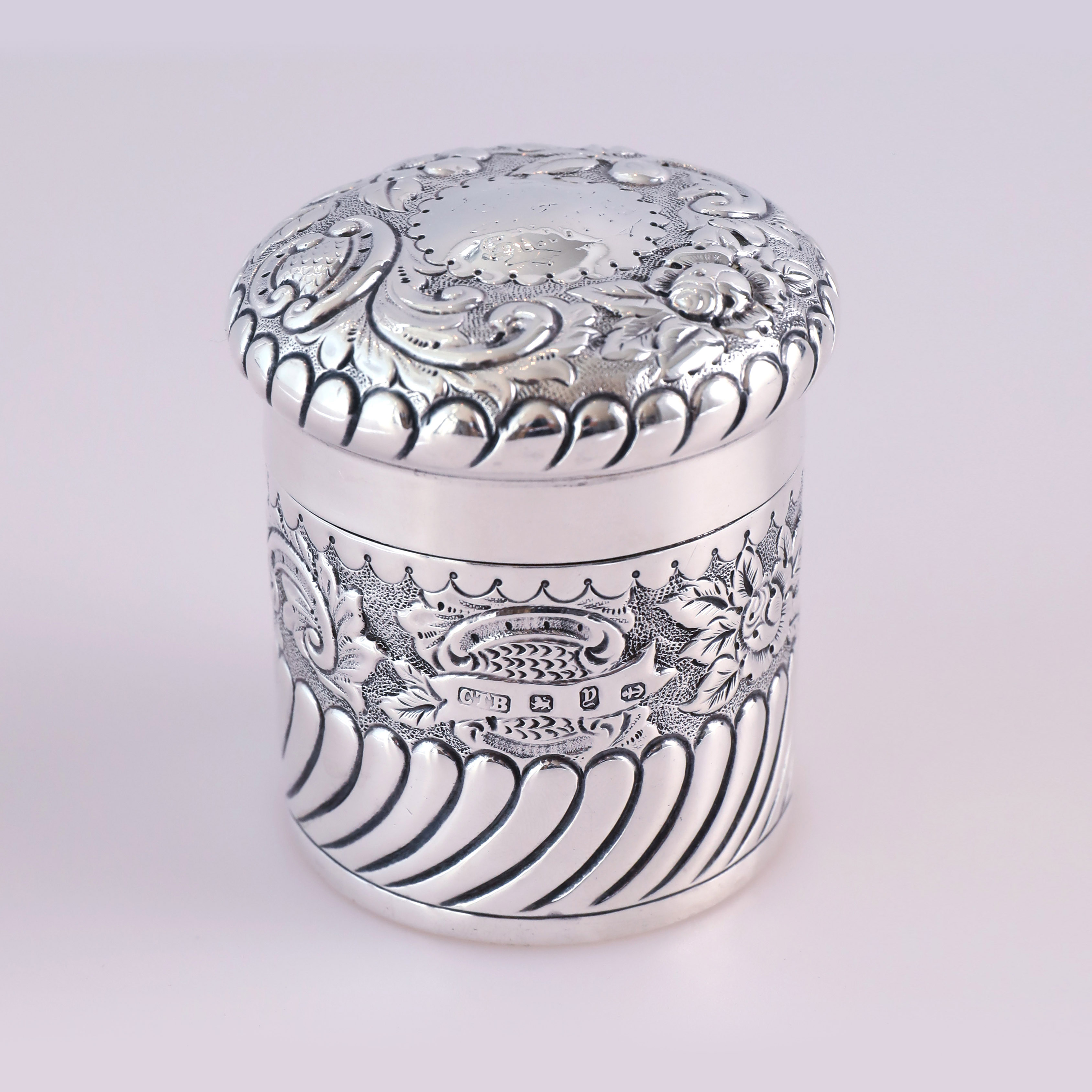 1898年英国纯银卷草纹花卉茶叶罐– 大雅堂非遗大雅堂司茶雅物