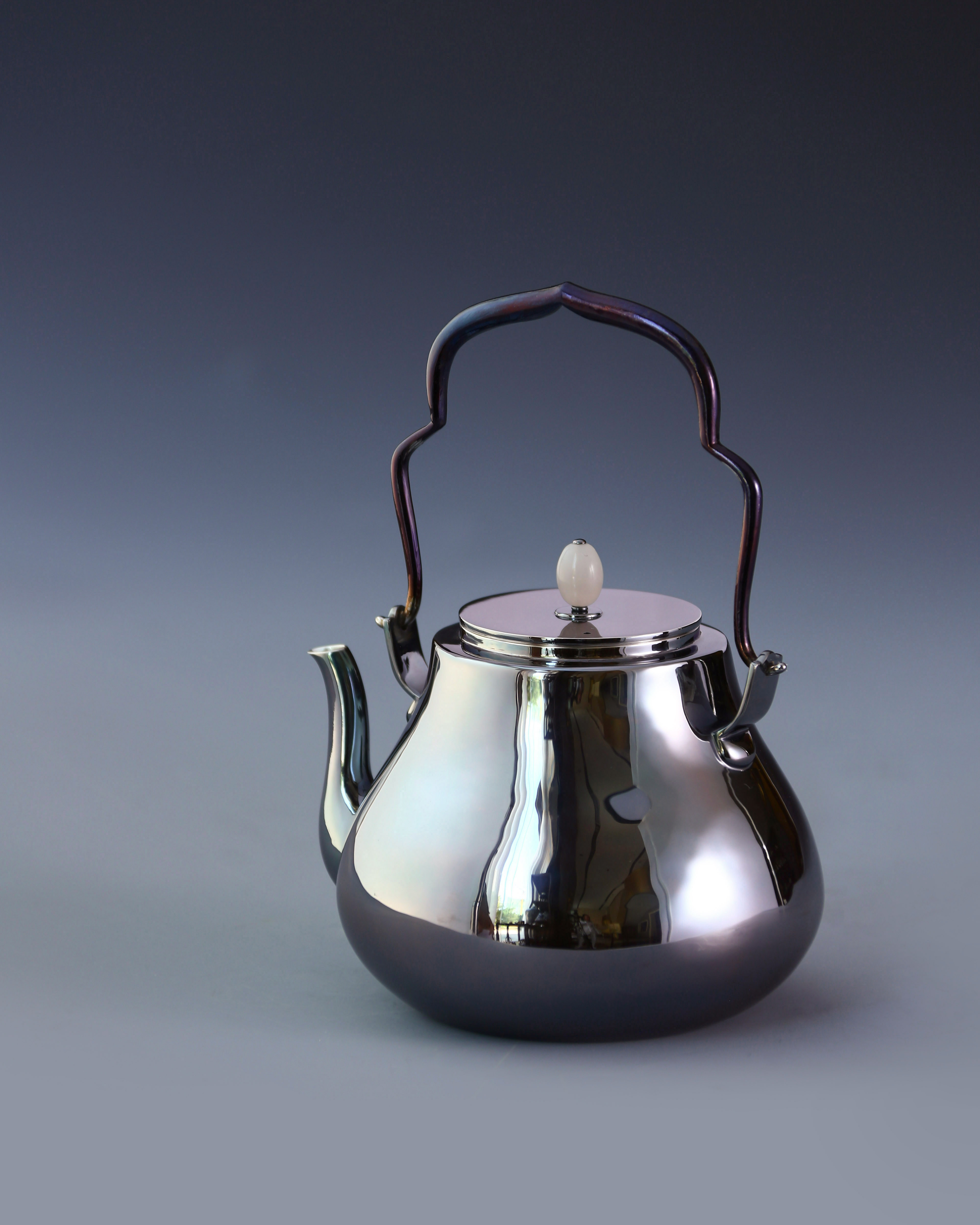 魅力的な 古銀 茶壺 天賞堂 造 「純銀製光面鏨刻鶴紋提梁壺」 銀瓶 